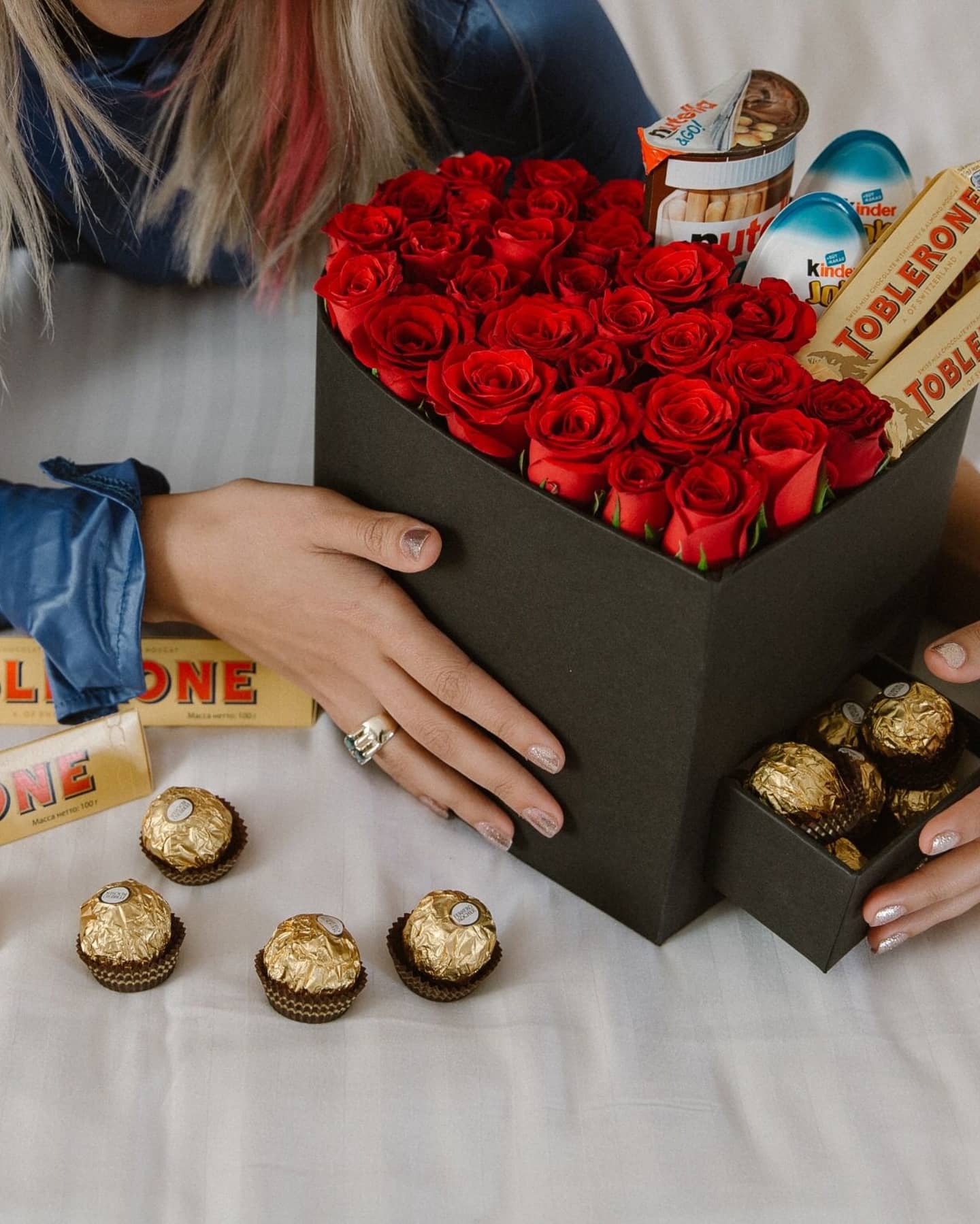 Kundu Çiçekçi Kalp Kutu içerisinde Güller Ve Çikolatalar